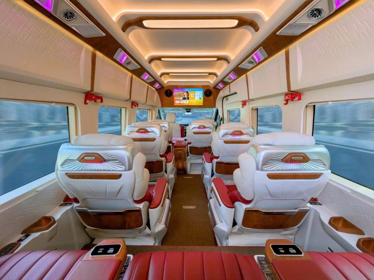 Xe limousine 12 chỗ đời mới đi tỉnh từ Sài gòn Xe limousine 12 chỗ đời mới đi tỉnh từ Sài gòn