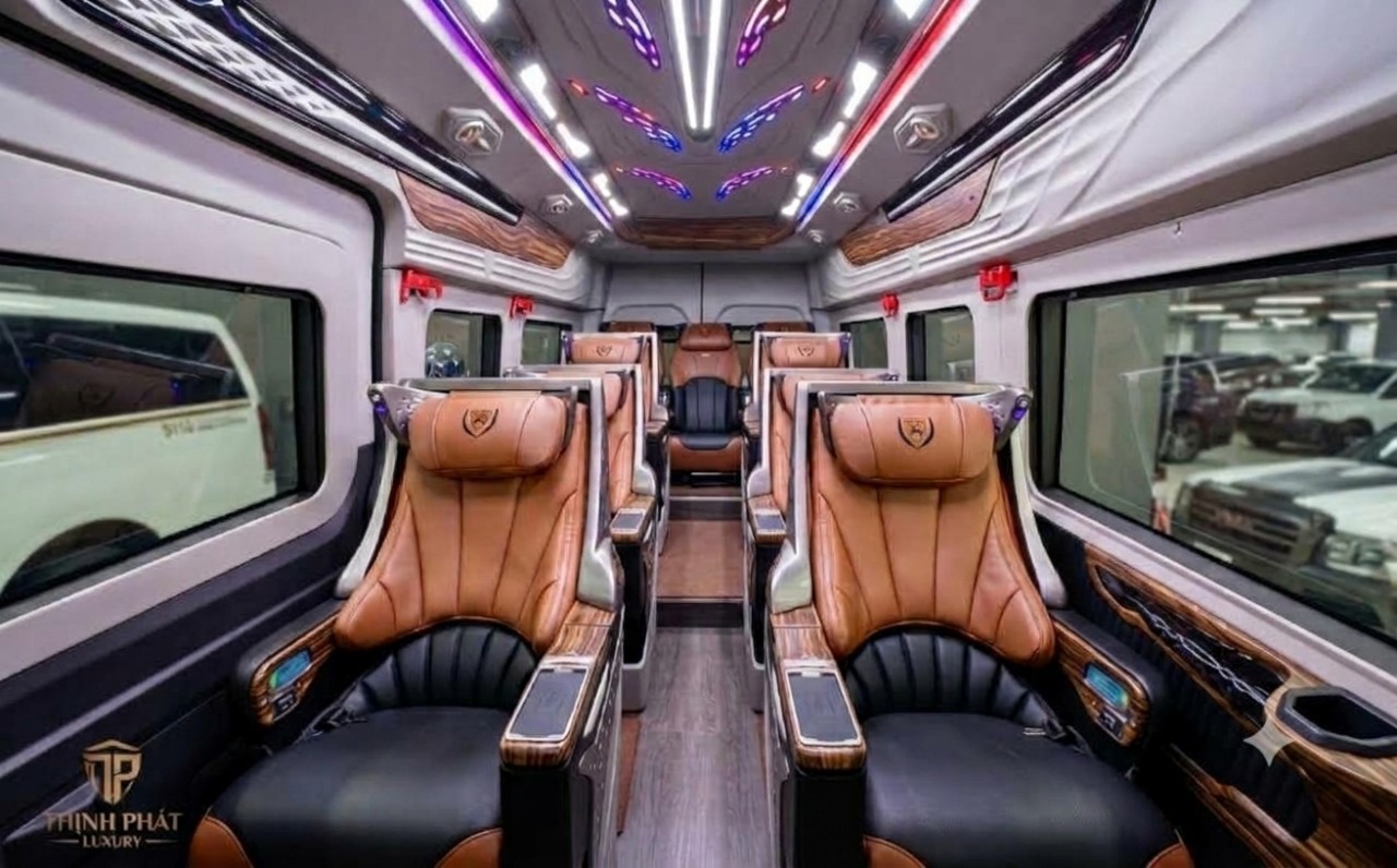 Khoang ghế bọc da massage VIP trên xe Limousine 9 chỗ đi Đà Lạt